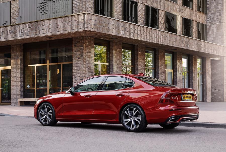  Volvo S60 T5 R-Design 2018 года  (WW) (фото 8 из 24)